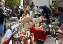 Blick über einen Flohmarkt-Stand auf die belebte Amstetter Straße beim Knausbira-Sonntag in Hedelfingen