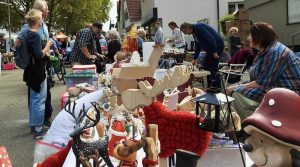 Blick über einen Flohmarkt-Stand auf die belebte Amstetter Straße beim Knausbira-Sonntag in Hedelfingen
