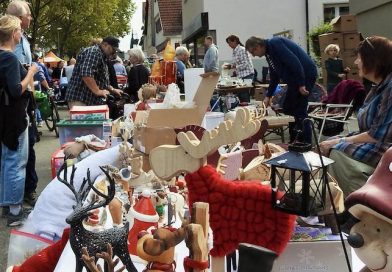Blick über einen Flohmarkt-Stand auf die belebte Amstetter Straße beim Knausbira-Sonntag in Hedelfingen
