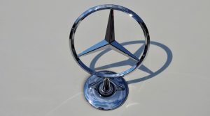 Mercedes Stern mit Schatten auf hellem Grund