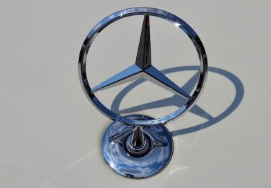Mercedes Stern mit Schatten auf hellem Grund
