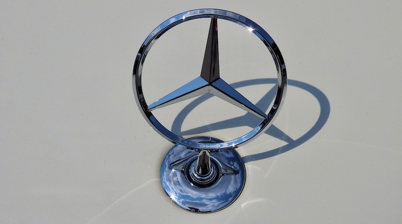 Mercedes Stern mit Schatten auf hellem Grund