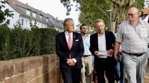 Stuttgarts Oberbürgermeister bei seinem Hedelfingen-Besuch am 27.8.2026 an der Amstetter Straße