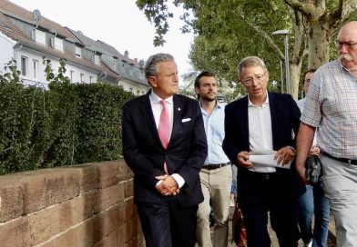 Stuttgarts Oberbürgermeister bei seinem Hedelfingen-Besuch am 27.8.2026 an der Amstetter Straße