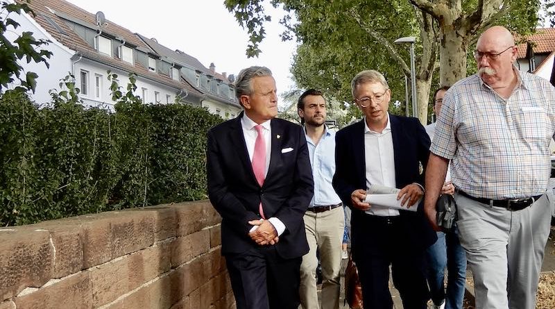 Stuttgarts Oberbürgermeister bei seinem Hedelfingen-Besuch am 27.8.2026 an der Amstetter Straße