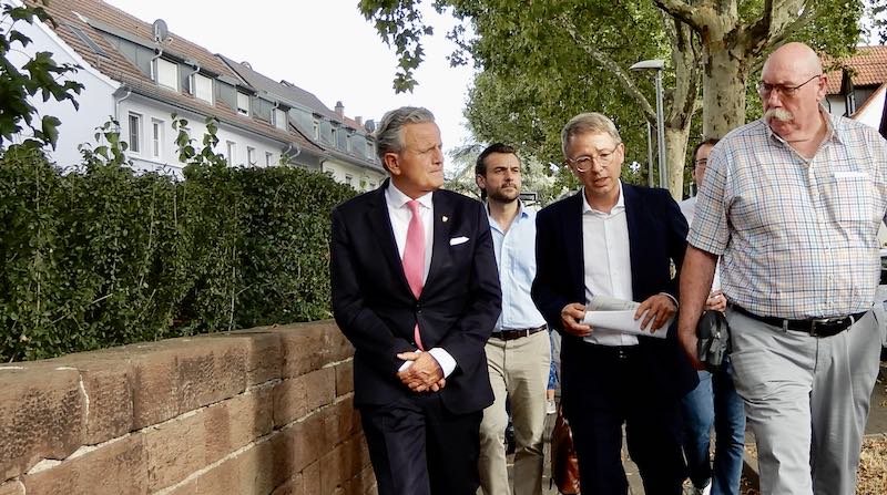 Stuttgarts Oberbürgermeister bei seinem Hedelfingen-Besuch am 27.8.2026 an der Amstetter Straße