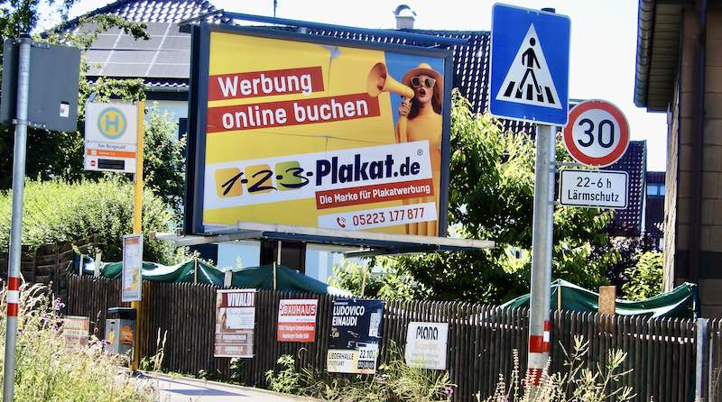 Werbetafel im Hausgarten an der Heumadener Straße 76 in Hedelfingen