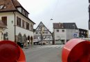 Blick über Baustellenleuchten über die Amstetter Straße Richtung Altes Haus