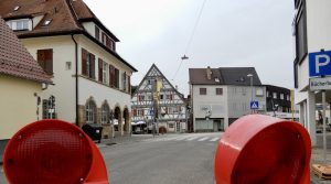 Blick über Baustellenleuchten über die Amstetter Straße Richtung Altes Haus