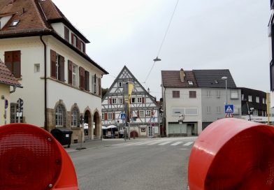 Blick über Baustellenleuchten über die Amstetter Straße Richtung Altes Haus
