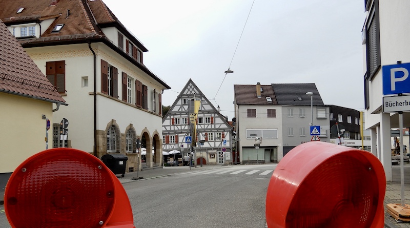 Blick über Baustellenleuchten über die Amstetter Straße Richtung Altes Haus