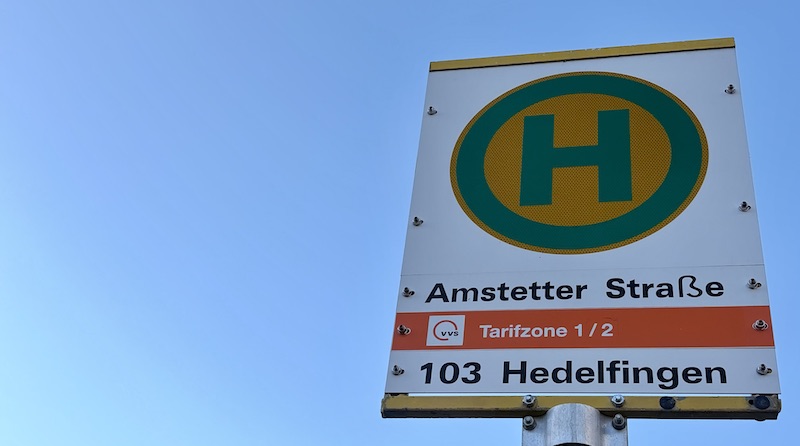 Haltestellenschild der Buslinie 103 an der Amstetter Straße