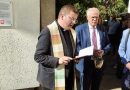 Pfarrer Andreas Gälle, Raphael Graf von Deym und Dr. Klaus Lang vor Haus Eugen