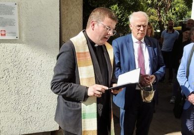 Pfarrer Andreas Gälle, Raphael Graf von Deym und Dr. Klaus Lang vor Haus Eugen
