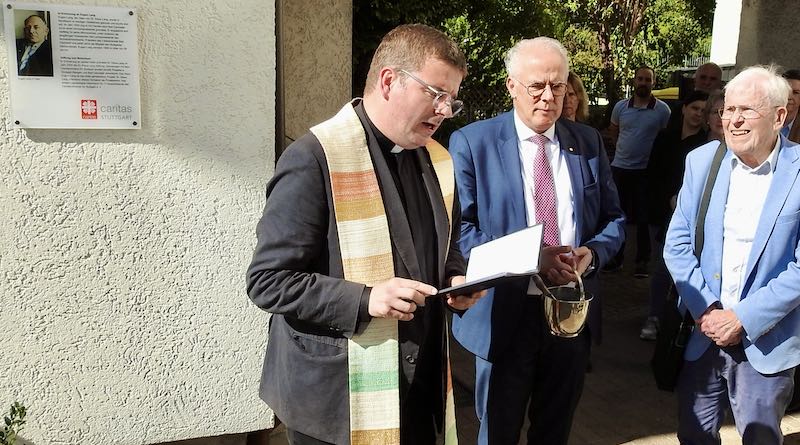 Pfarrer Andreas Gälle, Raphael Graf von Deym und Dr. Klaus Lang vor Haus Eugen