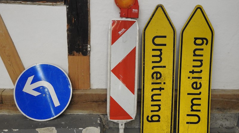 Bereit gestellte Umleitungsschilder