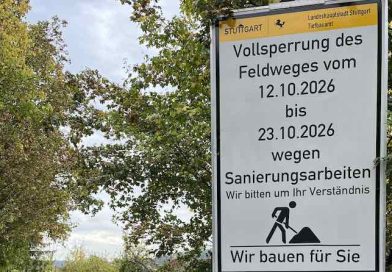 Städtisches Hinweisschild zur Vollsperrung des Feldweges zur Dürrbachquelle