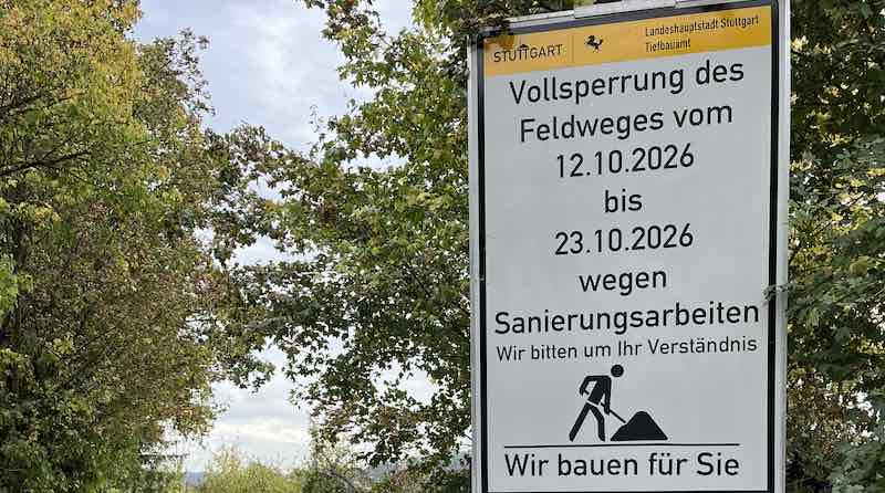 Städtisches Hinweisschild zur Vollsperrung des Feldweges zur Dürrbachquelle