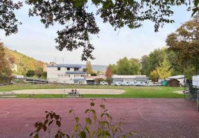 Blick über den Ballspielplatz auf die Dürrbachwiese