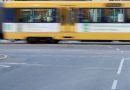 Stadtbahn fährt über die Ulmer Straße am Langwiesenweg vorbei