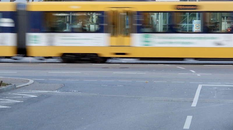 Stadtbahn fährt über die Ulmer Straße am Langwiesenweg vorbei
