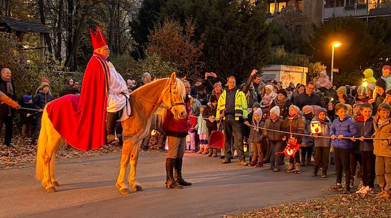 St. Martin auf dem Pferd beim Martinsspiel in Heumaden
