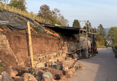 Blick von oben auf die Mauerbaustelle am Speidelweg am 19. Oktober 2026