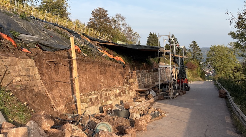 Blick von oben auf die Mauerbaustelle am Speidelweg am 19. Oktober 2026