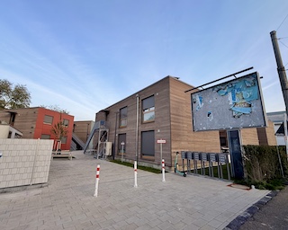 Blick vom Bürgersteig auf die Modulbauten an der Wasenstraße 34